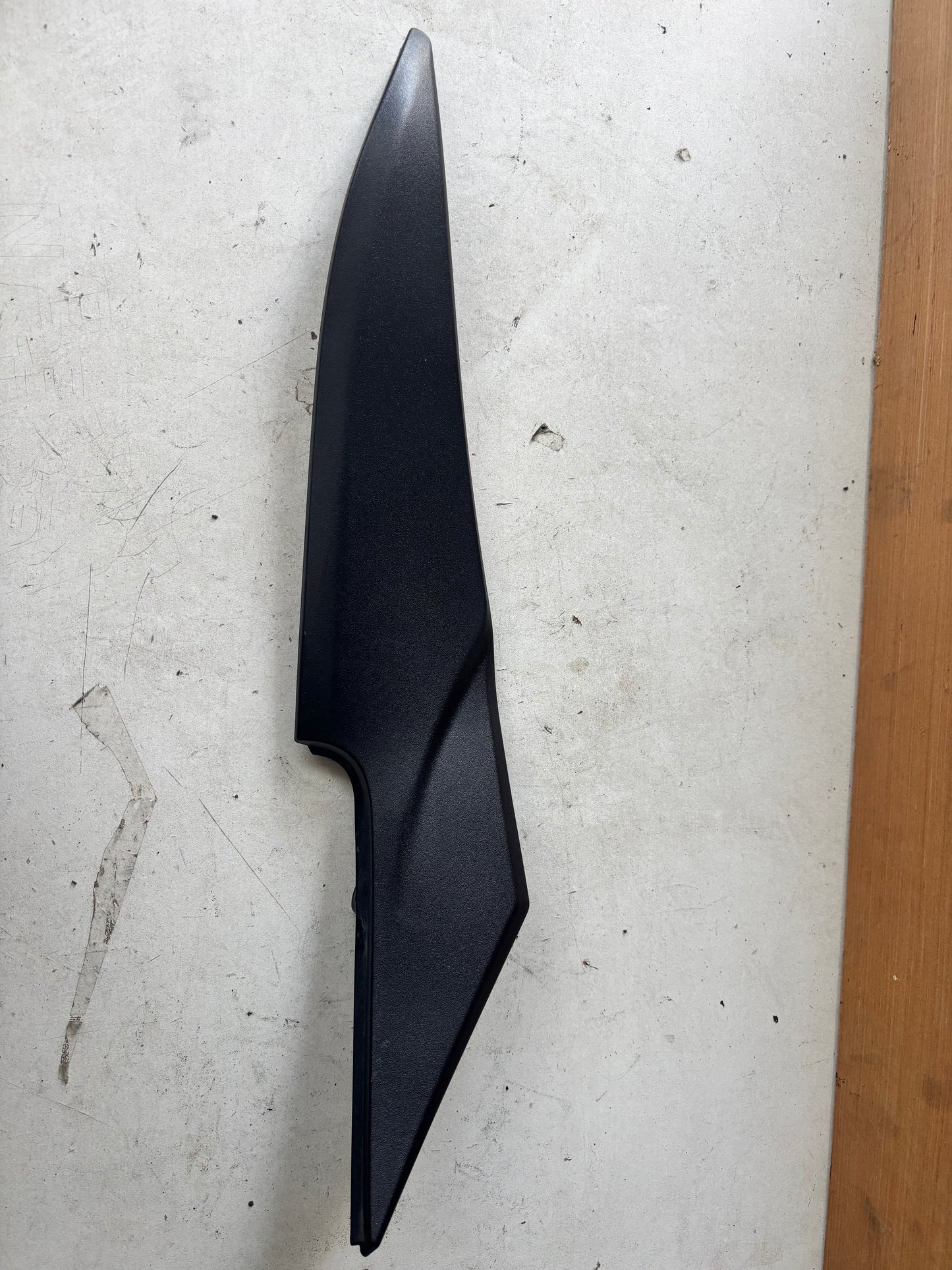 Carénage latéral droit protection réservoir  sous selle Kawasaki Er6n er6f 2005/2008