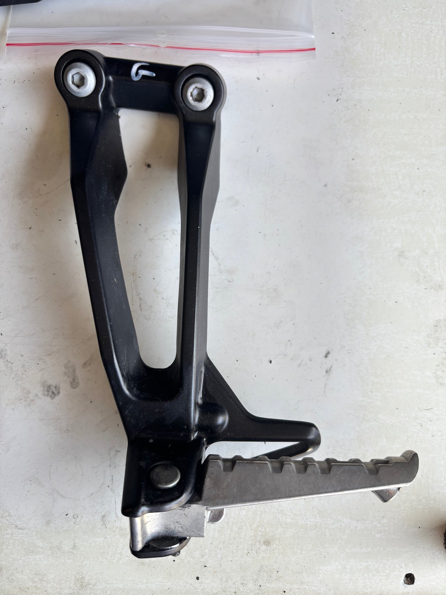 Platine Repose pied arrière gauche Yamaha tracer 900 2015/2020