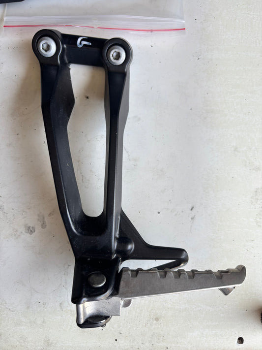 Platine Repose pied arrière gauche Yamaha tracer 900 2015/2020