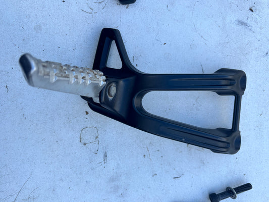 Platine arrière cale pied droit yamaha Tenere 700 2019 à 2024 BW3F742L0000