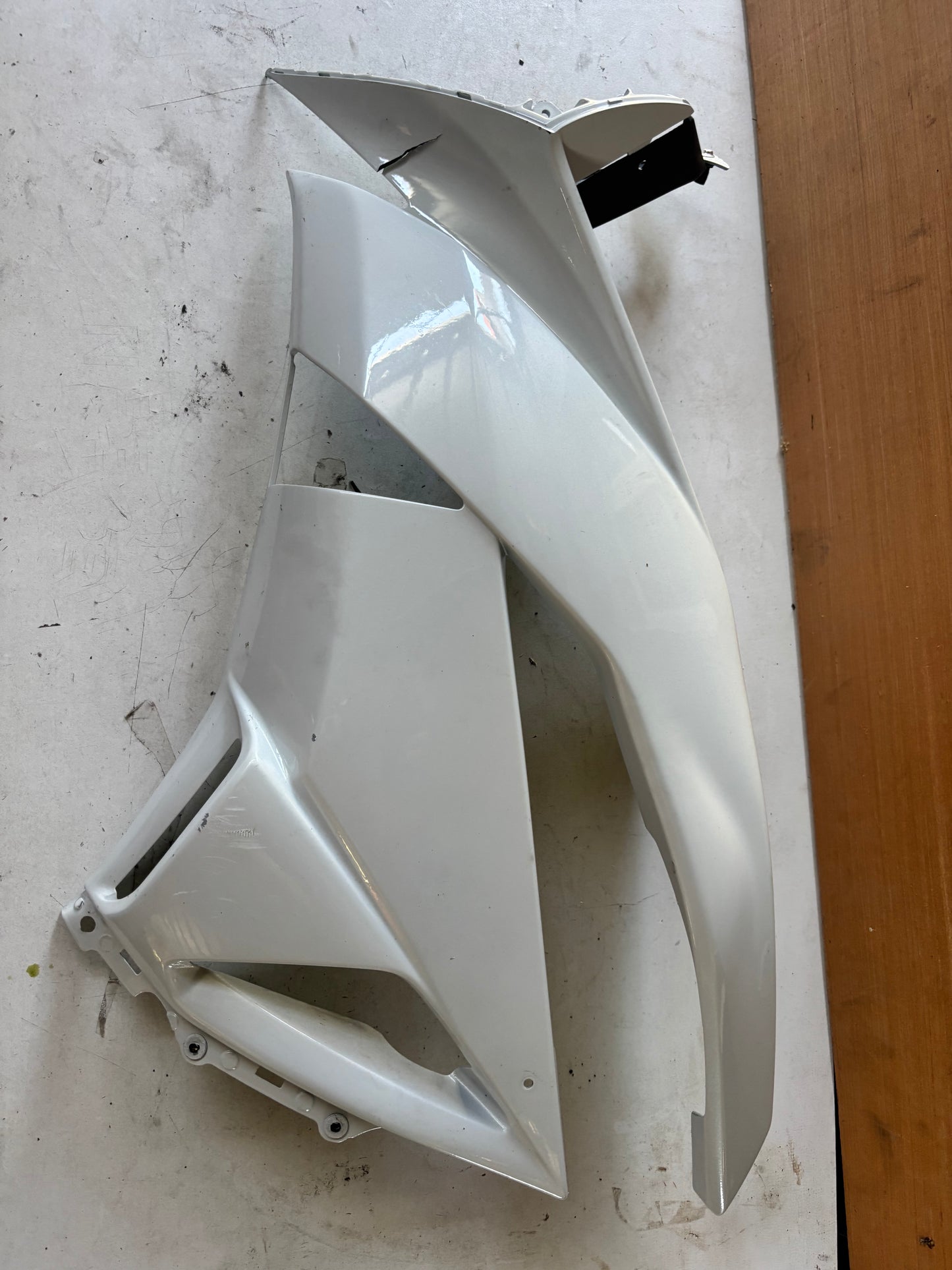 Panneau flanc gauche  Kawasaki zx6r 2009/2012 à réparer