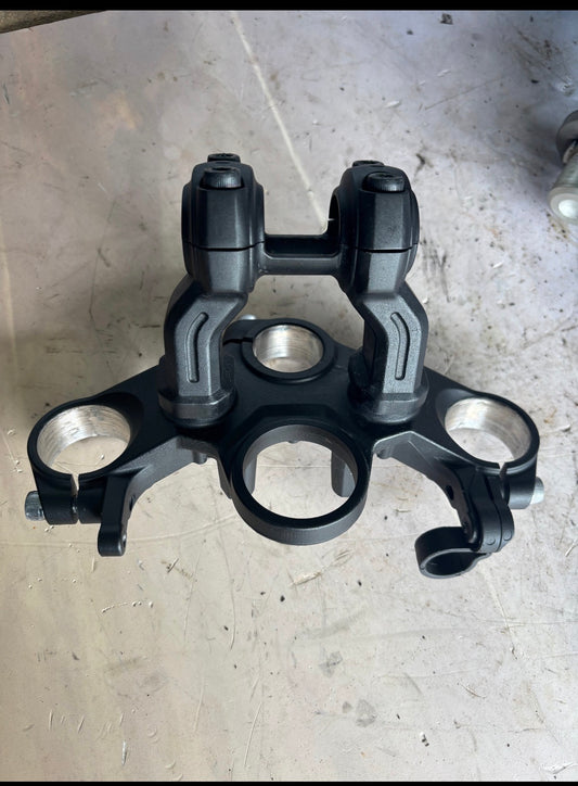 Té supérieur et pontet  yamaha tracer 700 2020-2024