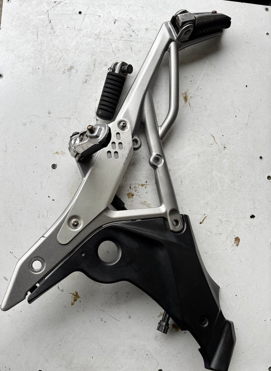 Platine repose pied droite Kawasaki er6n Er6F 2009/2011