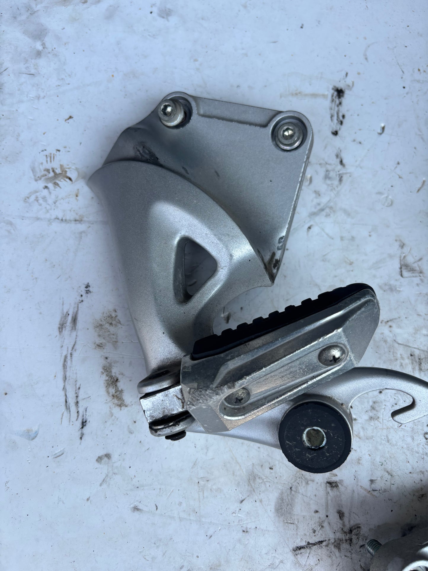 Platine arrière passager gauche repose pied Suzuki Hayabusa 1340 Gen 2 2008/2016