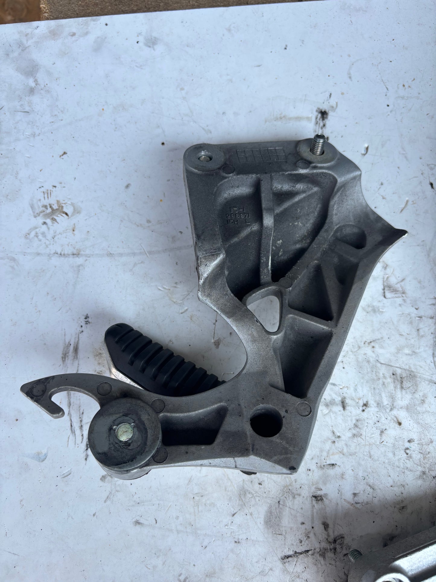 Platine arrière passager gauche repose pied Suzuki Hayabusa 1340 Gen 2 2008/2016