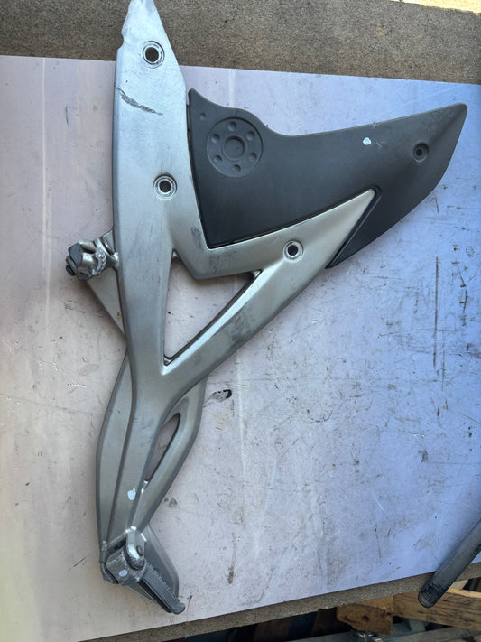 Platine repose pied gauche kawasaki er6n er6f 2005/2008