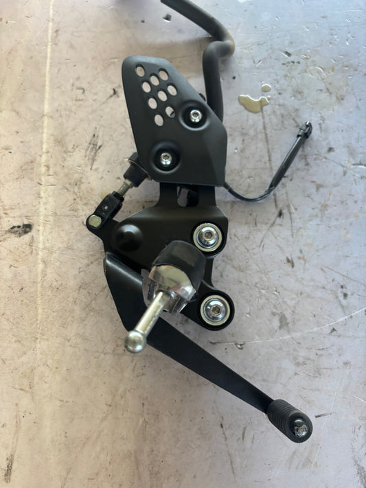 Platine support droit frein cale pied yamaha tracer 700 2017-2024