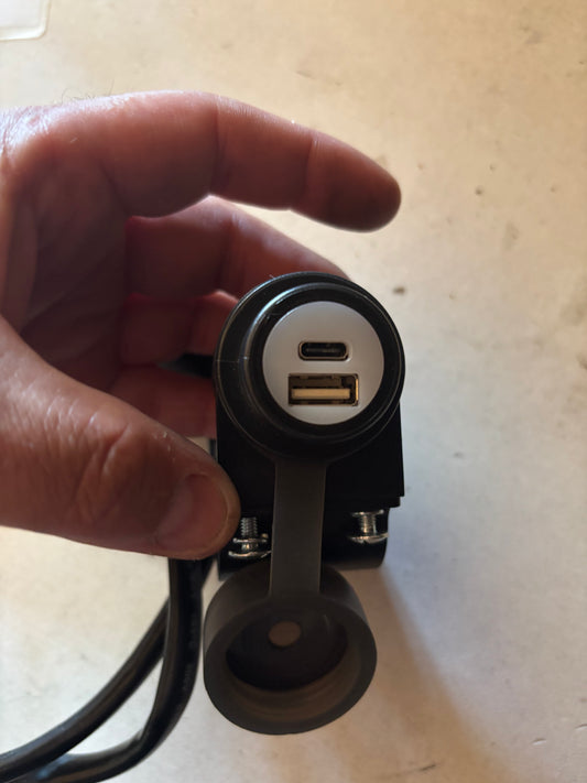 Port USB chargeur yamaha mt 09 mt07 tracer 700 900 2013-2024