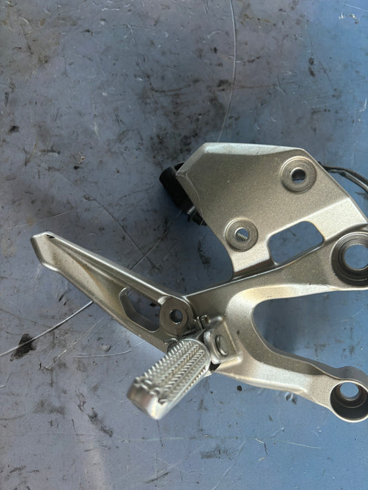 Platine conducteur droite / repose cale pied Yamaha MT 09 2013/2020