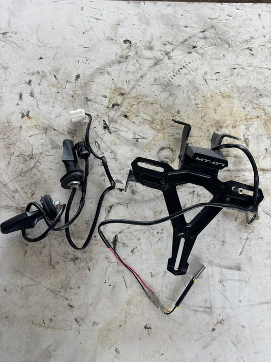 Original kurzer Kennzeichenhalter für Yamaha MT 07 2021-2024