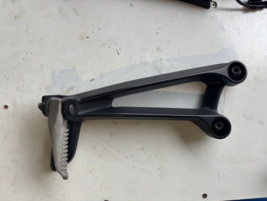 Platine passager cale pied arrière gauche yamaha mt 07 mt07 2021/2025