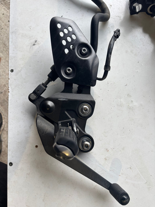 Platine droite pédale de frein complet Yamaha mt07 mt 07 2014/2024