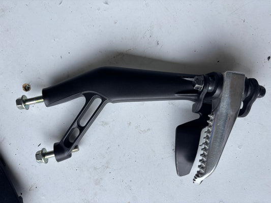 Platine repose pied étrier droit Yamaha r7 2021-2024 2CR2742L0100