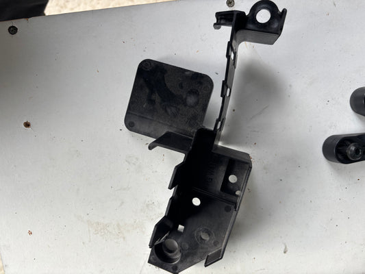Support couvercle relais gauche Yamaha r7 2021-2024 BEB2117N0000