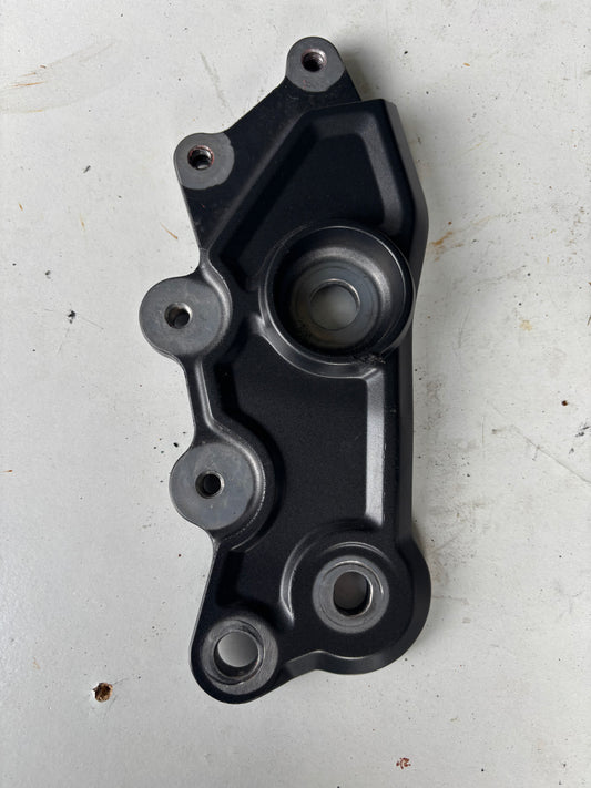 Support platine avant droit Yamaha r7 2021-2024 BEB247A4000