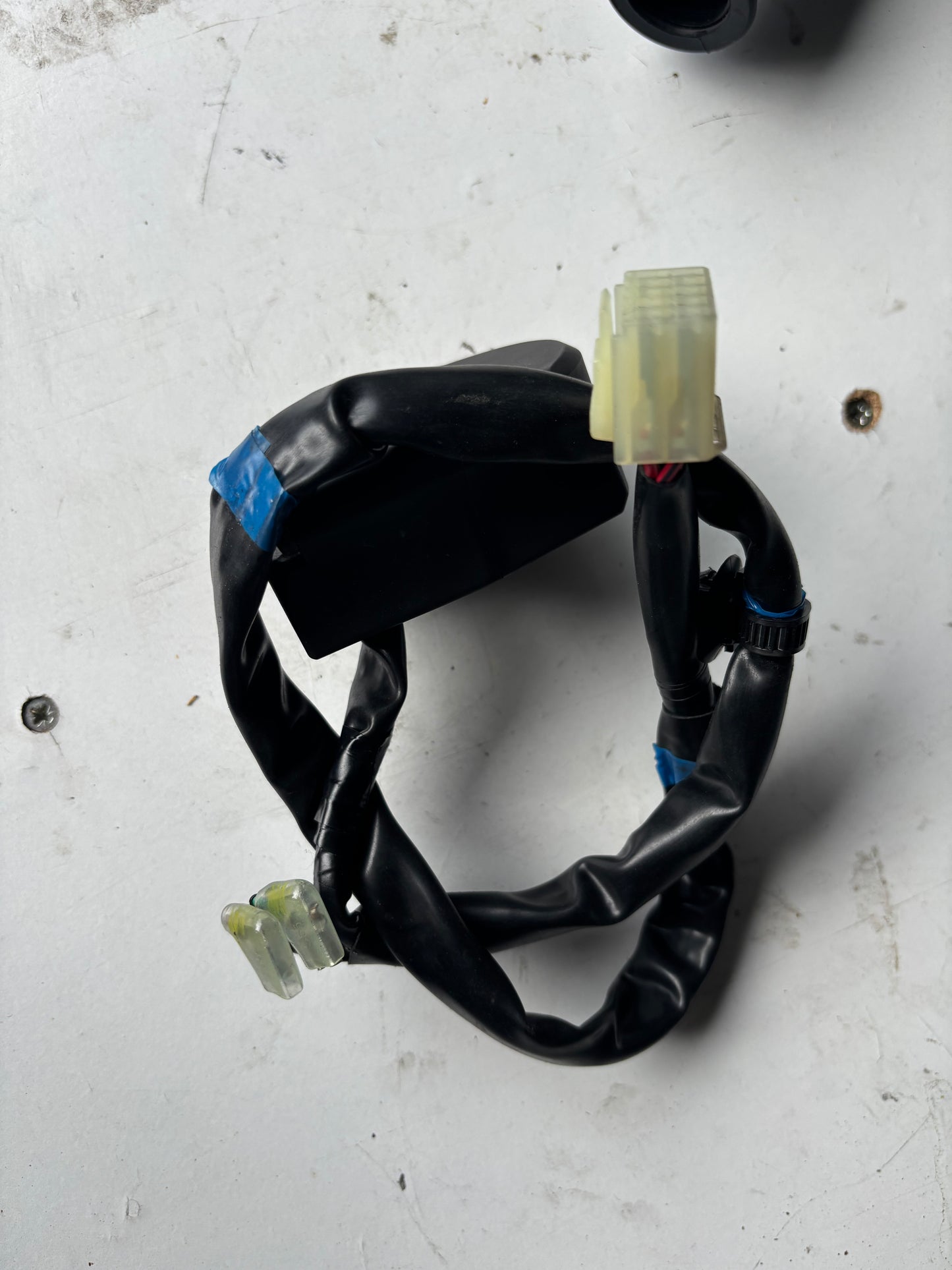 Commodo droit démarrage coupe circuit Yamaha r7 2021-2024