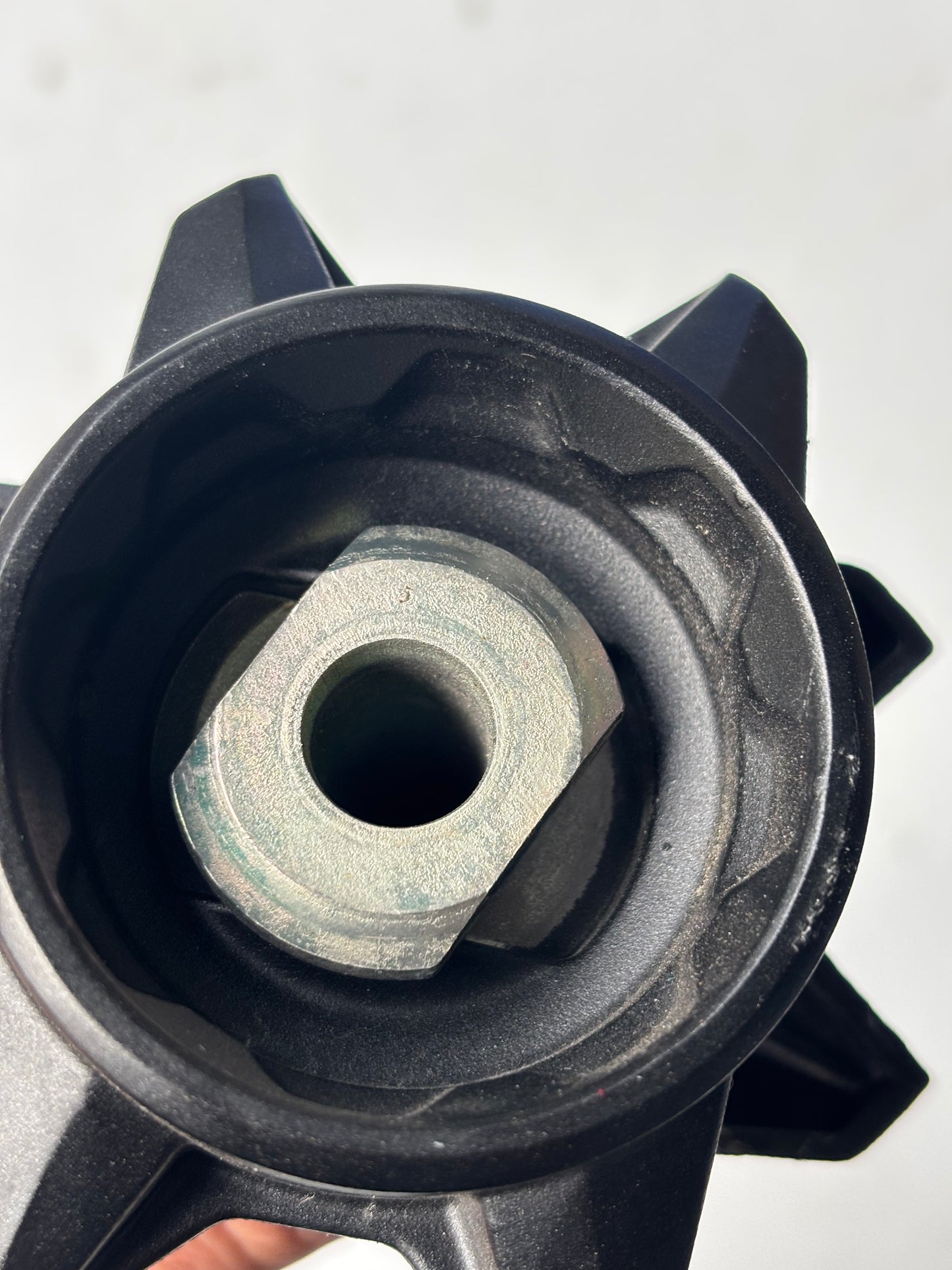 Axe roue arrière et protection tendeur chaîne  Yamaha r7 2021-2024