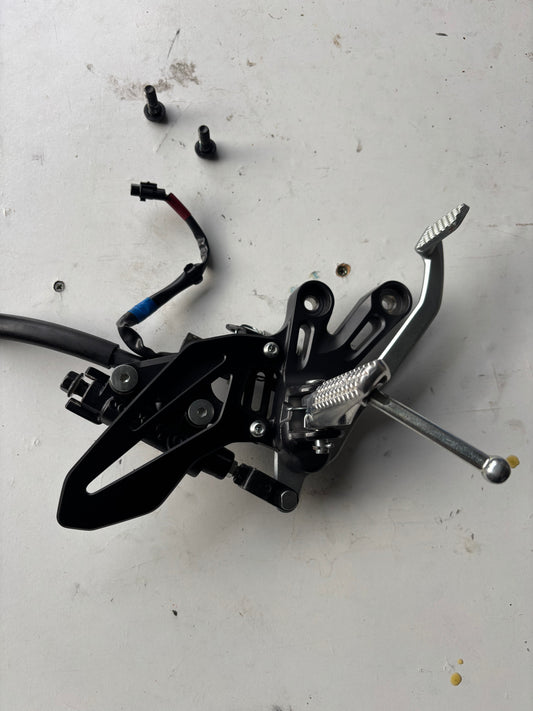 Platine droite de frein maître cylindre r7 2021-2024