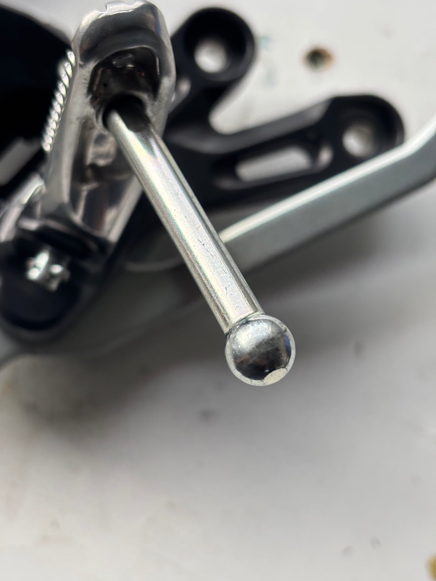 Platine droite de frein maître cylindre r7 2021-2024