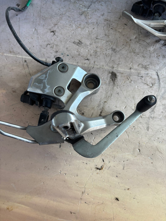 Platine conducteur droite pédale frein Yamaha tracer 900  2015/2020