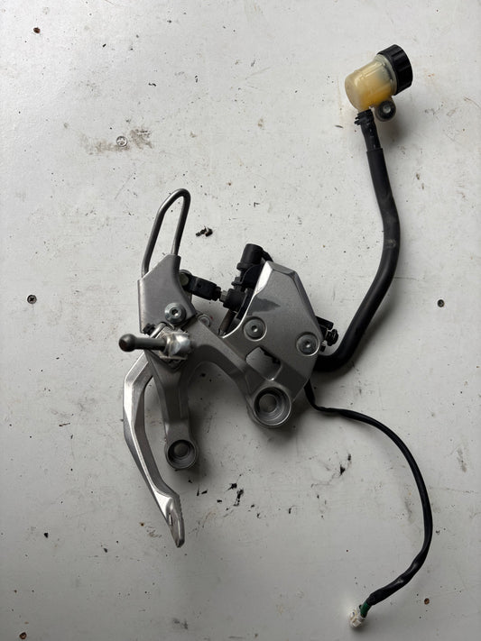 Platine conducteur droite / repose cale pied Yamaha MT 09 2013/2020