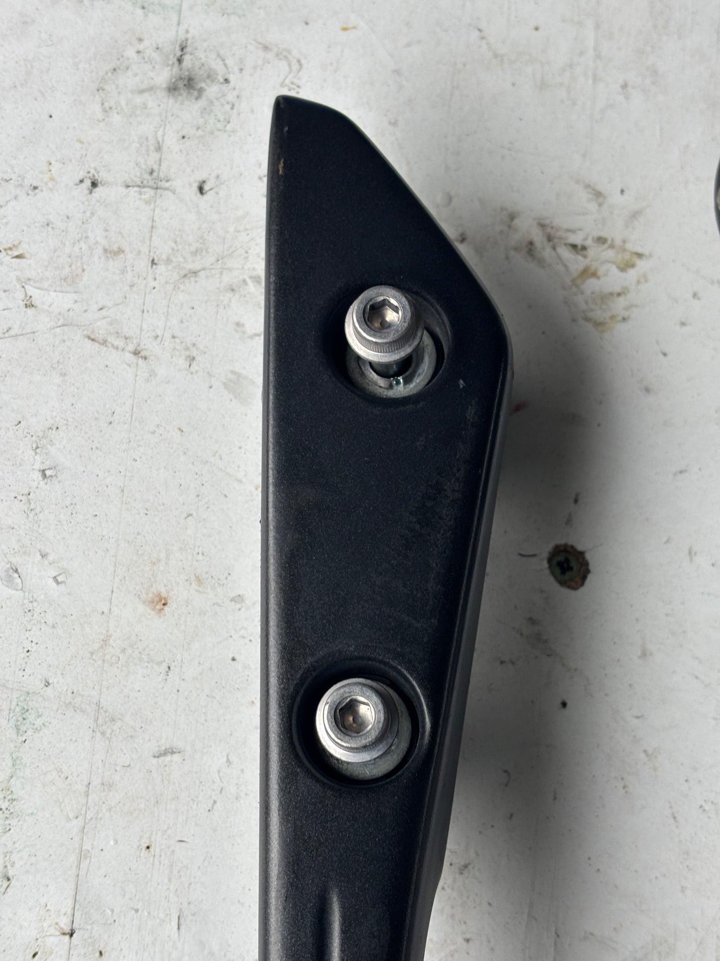 Poignée  maintien passager arrière er6n er6f Kawasaki 2009/2011 droite et gauche