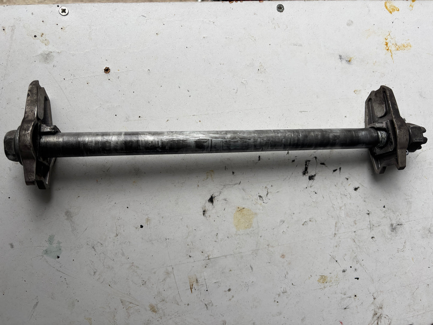 Axe de roue arrière Kawasaki Er6n er6f 2009/2011