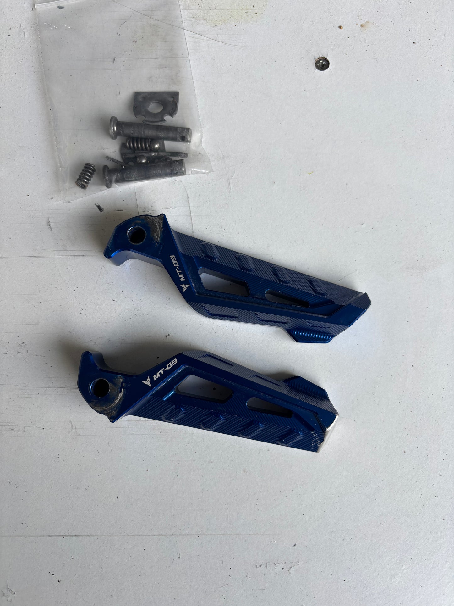 Paire Repose cale pied arrière gauche et droit  Yamaha mt09 2013 à 2020