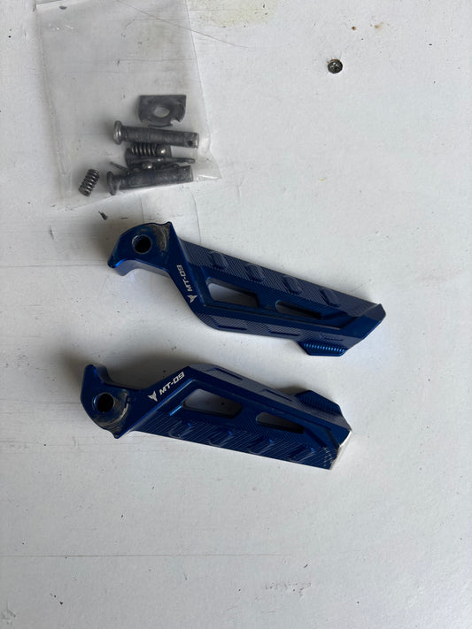 Paire Repose cale pied arrière gauche et droit  Yamaha mt09 2013 à 2020