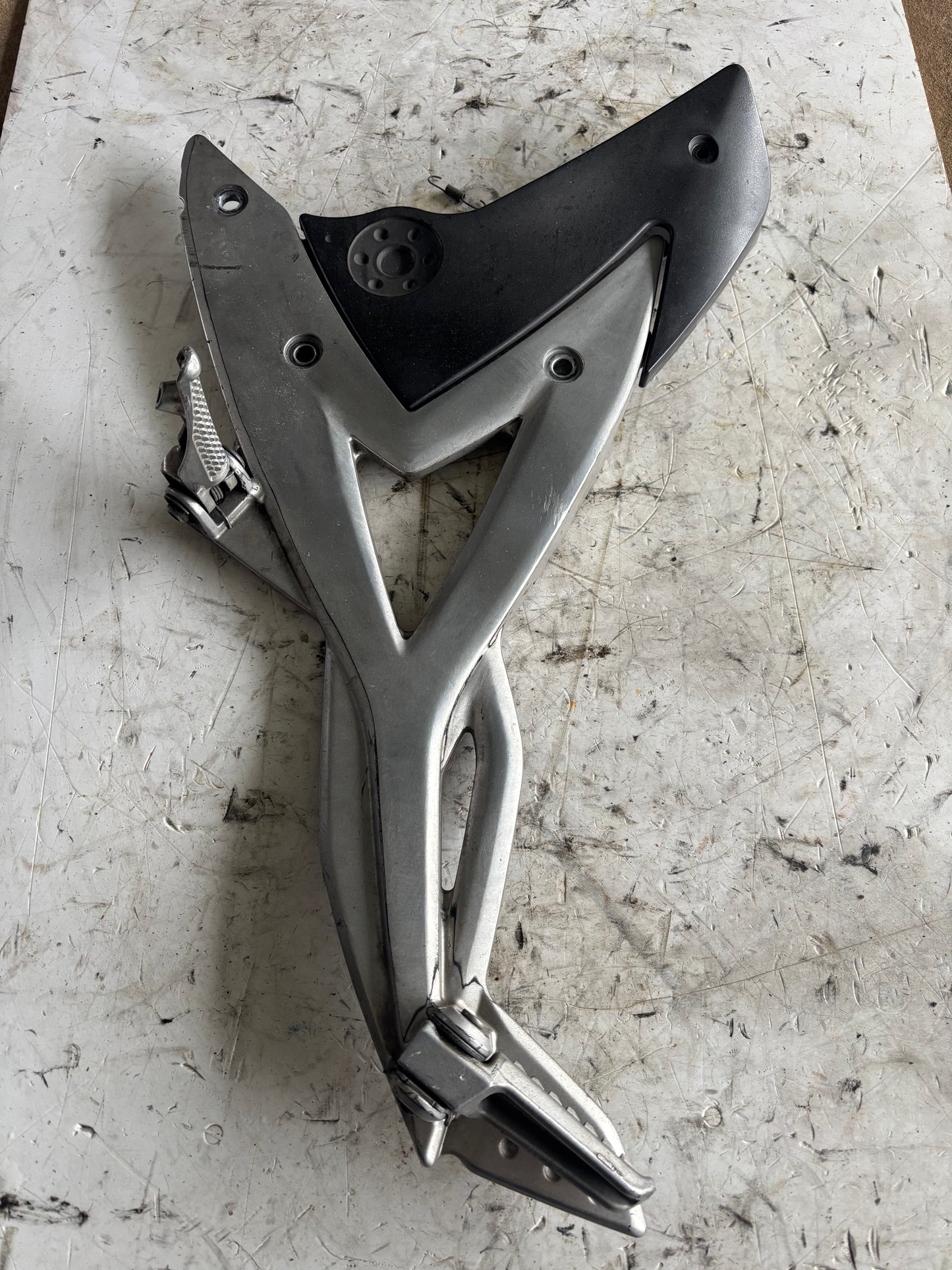 Platine repose cale pied gauche kawasaki er6n er6f 2005/2008