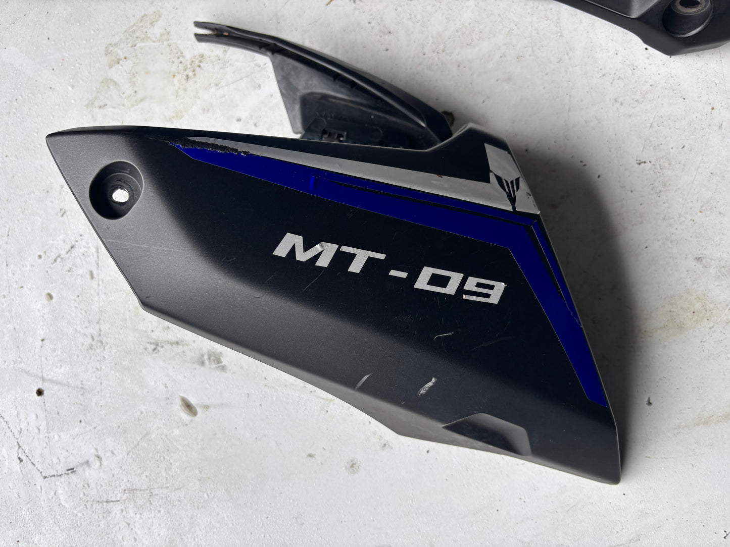 Ecope prise air réservoir droit  yamaha mt 09 2017- 2020 SP