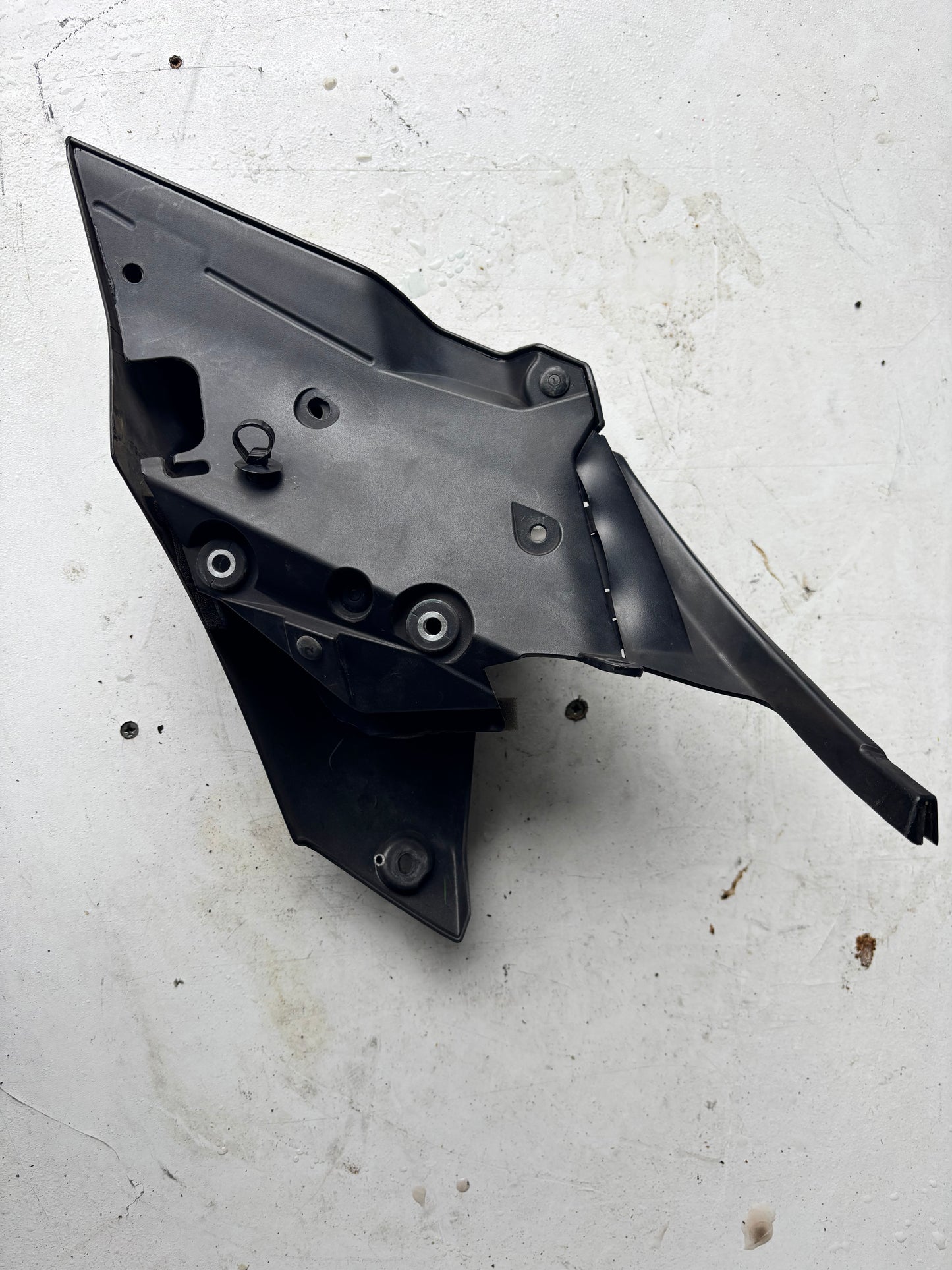 Ecope prise air réservoir droit  yamaha mt 09 2017- 2020 SP