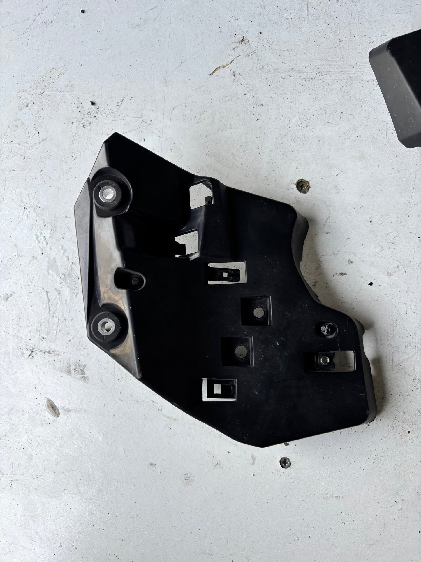 Support relais Gauche  Yamaha tracer 900 2015/2017 2PP2836H0100