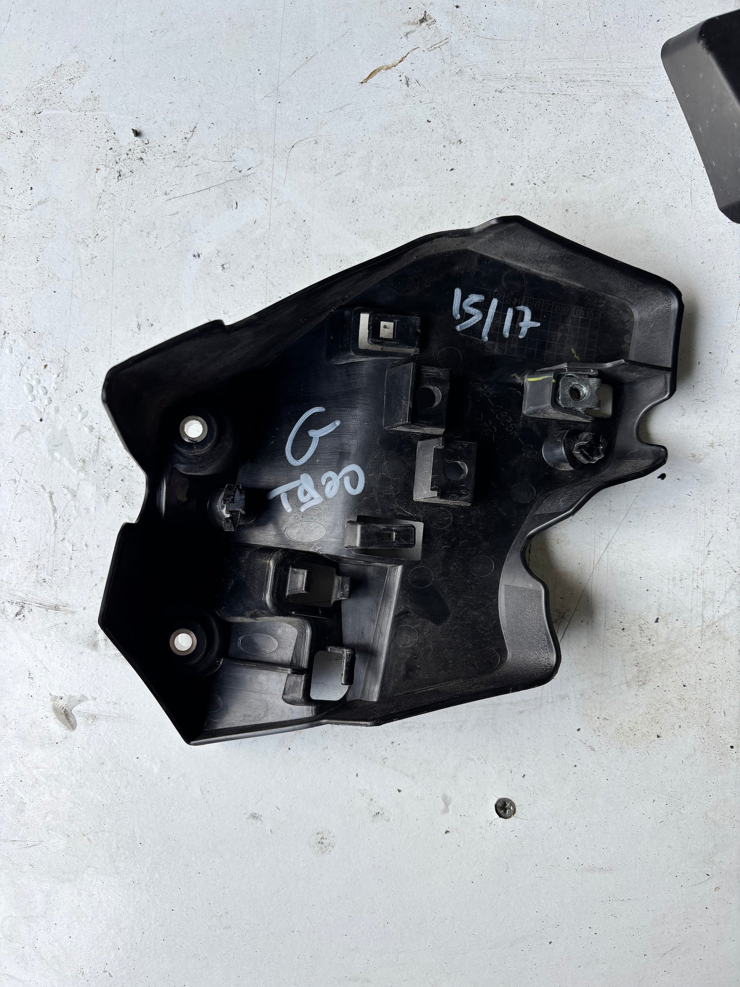 Support relais Gauche  Yamaha tracer 900 2015/2017 2PP2836H0100