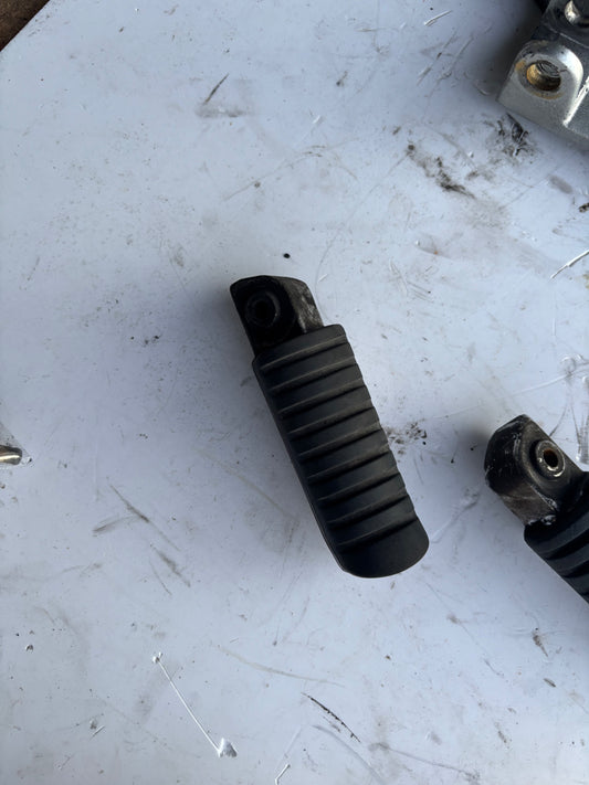 Linke hintere Fußstütze blank Kawasaki ER6N ER6F 2009-2016