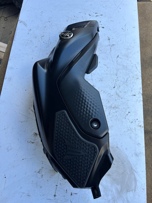 Rumpfverkleidung der rechten Tankschaufel Yamaha mt07 2021/2024