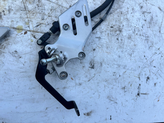 Platine avant droite pédale de frein mt 09 2021-2024