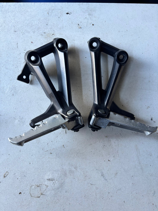 Pair of rear passenger plates for Yamaha MT 09 2017-2020
