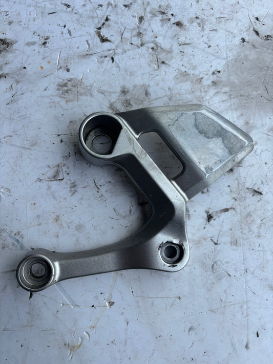 Linke Fußrastenplattenhalterung Yamaha MT 09 Tracer 900 2013-2020