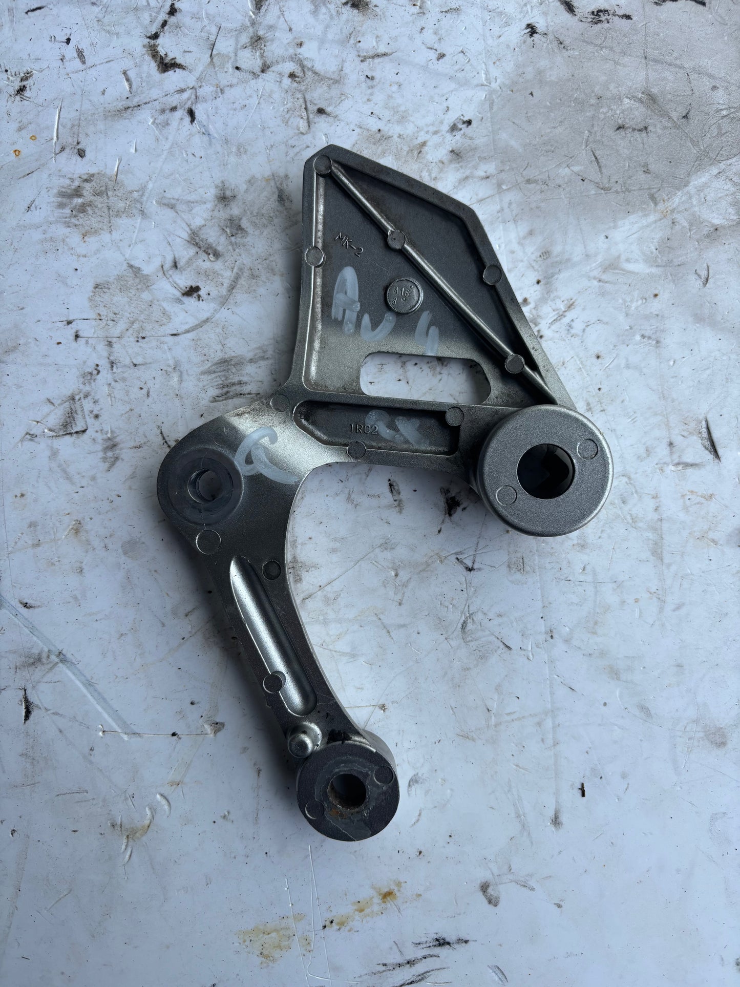 Linke Fußrastenplattenhalterung Yamaha MT 09 Tracer 900 2013-2020