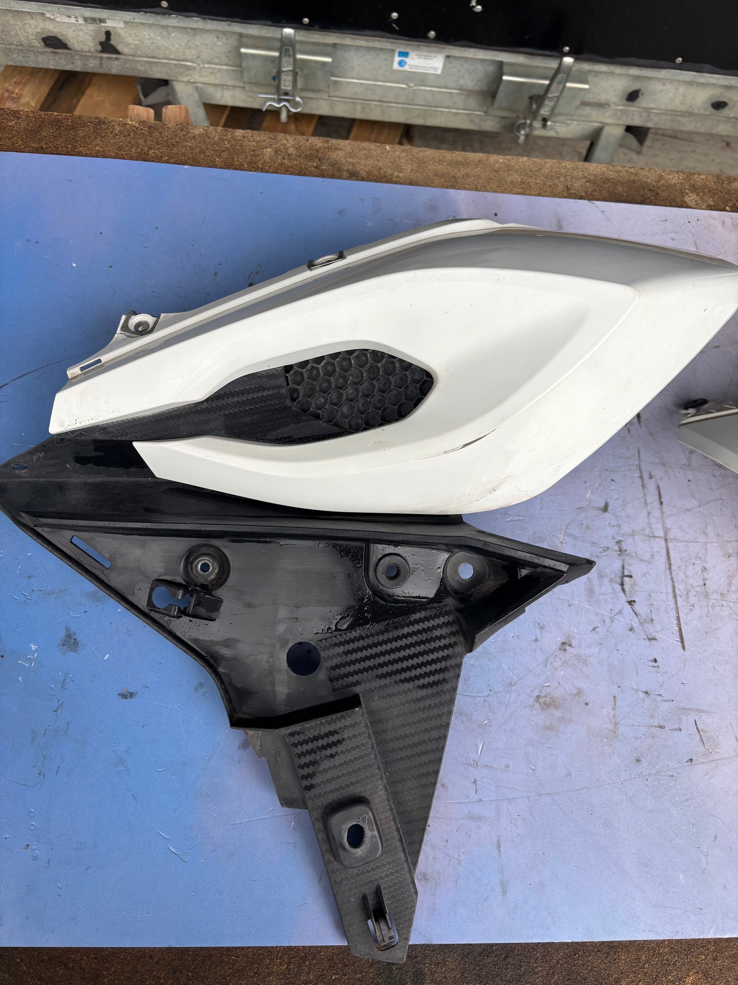 Linke Hutze mit Seitenstütze Yamaha Tracer 900 2015/2017
