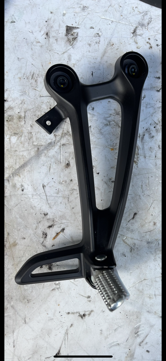 Platine passager cale pied arrière droite yamaha mt 07 mt07 2021/2025